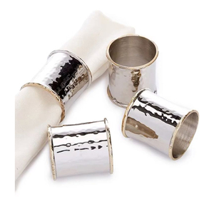 Ensemble d'anneaux de serviette en métal martelé avec bordure dorée, porte-serviettes plaqué argent fait main pour les banquets de mariage et les tables de restaurant d'hôtel - Product Image 1