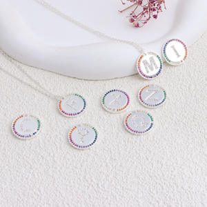 Collar de Cadena con Colgante Redondo Premium, 26 Letras Inglesas, Collar de Circonia, Estilo Europeo Americano, Collares de Cristal de Colores - Product Image 2