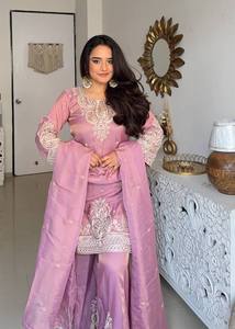 ชุดสูทผ้าไหมปักลายสีชมพูสไตล์ปากีสถาน พร้อมผ้าคลุมไหล่แบบตาข่าย แต่งลูกไม้ ชุดซัลวาร์ คามีซ สำหรับฤดูใบไม้ร่วงและฤดูหนาว เสื้อผ้าอินเดียสำหรับงานเทศกาล - Product Image 6