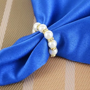 Hermosas cuentas blancas y servilleteros metálicos que se fotografían a la perfección, dejando las mesas con un aspecto deslumbrante en las imágenes. - Product Image 3