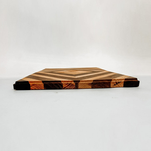 Planche à découper en bois bicolore exquise, avec des motifs géométriques et des rayures en chevron contrastées pour couper les légumes - Product Image 4