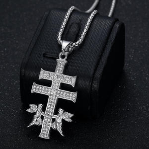 Colgante Cruz de Caravaca con Ángeles, Chapado en Oro Sólido, Moissanita y Diamantes Engastados en Canal, Amuleto Religioso, Joyería Unisex - Product Image 3