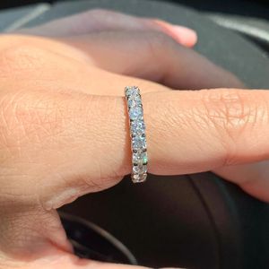 Bague d'éternité de luxe en or 14 carats avec diamants ronds taille brillant, empilable, pour mariage, bijoux fins - Product Image 2