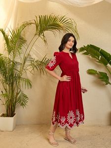 Robe midi évasée en rayonne viscose à manches bouffantes brodées de rouge avec taille élastique pour un usage quotidien - Product Image 2