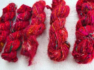 Hilo de Seda Sari Ecológico de Color Rojo Primario, Hecho a Mano con Fibra Reciclada para Tejer a Mano, Crochet, Manualidades y DIY - Product Image 5