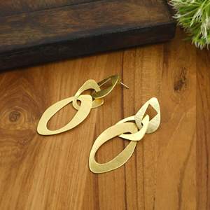 Boucles d'oreilles clous ouvertes texturées dorées tendance pour femmes |   Bijoux géométriques minimalistes en gros - Product Image 3