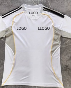 เสื้อฟุตบอลสีขาวแบบกำหนดเอง แขนสั้น ระบายอากาศ แห้งเร็ว เหมาะสำหรับฝึกซ้อมทีม - Product Image 1