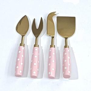 Ensemble de couteaux à fromage durables fabriqués en Inde à bas prix OEM avec manche en bois en acier inoxydable pour la vaisselle de cadeau de Noël ou de mariage - Product Image 4