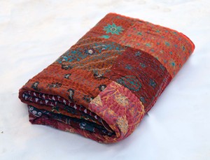 Colcha Kantha roja Khambadiya con patchwork, colcha Kantha vintage bordada a mano de algodón, tamaño Queen. - Product Image 1