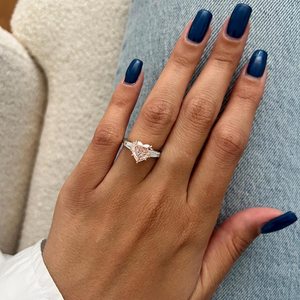 Anillo de Tres Piedras con Diamante Corte Corazón Rosa, Oro Blanco de 14K, Cultivado en Laboratorio, 2.01CT, Certificado IGI, para Propuesta de Compromiso, Regalo para Enamorados - Product Image 4
