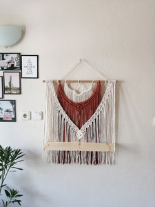 Hermoso Estante Flotante Decorativo de Macramé Hecho a Mano con Cuerda de Algodón y Madera de Pino para Decoración del Hogar, Blanco y Granate - Product Image 2