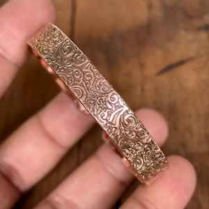 Brazalete de Cobre Vintage Hecho a Mano para Hombre y Mujer, Brazalete Magnético Elegante con Grabado para Alivio del Dolor y Bienestar - Product Image 4