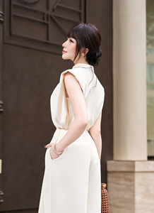 Chemisier asymétrique structuré à manches courtes pour femme, col roulé, panneau drapé effet écharpe, boutonnage frontal, coupe ajustée, style bureau, ODM - Product Image 4