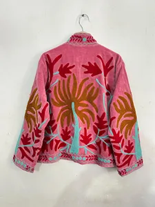 เสื้อแจ็คเก็ตกำมะหยี่ปักลายดอกไม้สไตล์โบฮีเมียนสำหรับผู้หญิง สีชมพู เสื้อคลุมสั้นสไตล์ชาติพันธุ์ แฟชั่นสำหรับฤดูหนาวและฤดูใบไม้ร่วง - Product Image 4