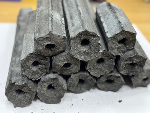 ถ่านอัดแท่งจากขี้เลื่อยเกรดพรีเมียม OEM – ให้ความร้อนสูง ติดไฟนาน และจัดหาได้จำนวนมากสำหรับตลาดบาร์บีคิวระดับโลก - Product Image 3