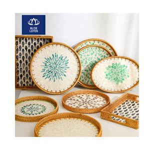 BANDEJA DE RATÁN ECOLOGICA CON INCORPORACIÓN DE CONCHAS NATURALES, IDEAL PARA ORGANIZAR ENCIMERA Y SERVIR EN FIESTAS, VENTA DIRECTA - Product Image 1
