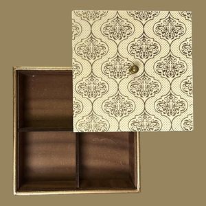 Caja de Regalo de Madera Marrón Impresa de la Tienda Imperial Brass, con 4 Compartimentos, Decorativa, para Rosas Secas, Dulces, Chocolates y Regalos - Product Image 3