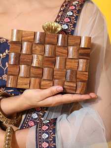Bolso de mano de madera con textura tallada, correa de cadena dorada y asa - Product Image 6