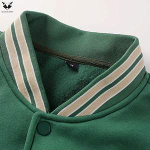 เสื้อแจ็คเก็ตวาร์ซิตี้ผู้ชายสั่งทำพิเศษ สีเขียวตัวเสื้อทำจากผ้าขนสัตว์ แขนเสื้อทำจากหนังสีเบจ ปักลายเชนิลล์ ทรงโอเวอร์ไซส์ สไตล์สตรีทแวร์ เสื้อผ้าสไตล์วิทยาลัย - Product Image 4