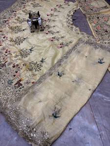 Lehenga Choli brodé or élégant avec dupatta en résille, travail de Zari et de fils multicolores, tenue de mariée de créateur - Product Image 6