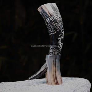 Cuerno Vikingo Tallado a Mano, Auténtico Cuerno para Beber Hecho a Mano con Soporte de Madera Sólida de la India - Product Image 3