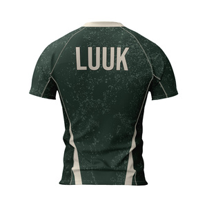 T-shirt de sport pour homme, col rond, manches courtes, rayures rouge et bleu, compression, impression par sublimation, séchage rapide, coupe classique. - Product Image 5