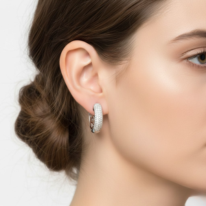 Boucles d'oreilles créoles en or blanc 10 carats avec diamants naturels ronds de 1,00 carat au total |   Créoles Huggie Pavées à Griffes, Bijoux Fins pour Femme, Cadeau de Luxe - Product Image 1