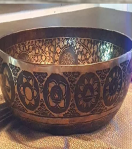Cuenco tibetano tradicional de metal con diseño azul y dorado, hecho a mano en India para meditación y terapia de sonido curativo. - Product Image 5