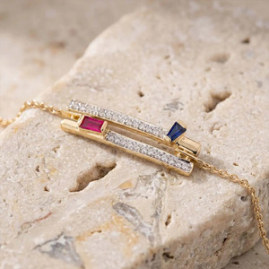 Bracelet à double barre en diamants avec chaîne en or jaune et design géométrique à accents de couleur - Product Image 3