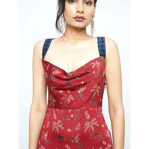 เดรสยาวระดับข้อเท้าสีแดงเรเน่ ดีไซน์หรูหรา พร้อมลวดลายทอประณีต ช่วงตัวเสื้อทรงเข้ารูป กระโปรงทรงบานสง่างาม เหมาะอย่างยิ่ง - Product Image 3