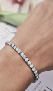 Bracelet tennis classique unisexe en or 14 carats avec diamant de laboratoire Aniva taille brillant rond 2,5-6 carats IGI VVS, bijou cadeau - Product Image 2