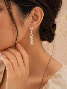 Pendientes Clásicos de Mujer Chapados en Oro de 18K, Diseño de Lágrima con Cristales de Corte Pera y Diamantes de Imitación, Joyería de Boda ELVORA GEMS - Product Image 1