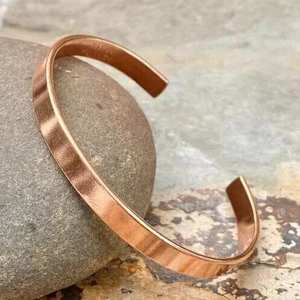 SOFIYA CRAFT Brazalete Abierto de Cobre Martillado Vintage, Brazalete Geométrico Ancho, Joyería para Mujer, Regalo - Product Image 2