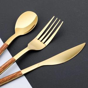 Ensemble de couverts en or de style japonais avec manches en bois, sans BPA, sans danger pour les aliments, idéal pour les restaurants, couverts de luxe. - Product Image 3