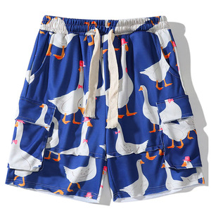 Nuevos pantalones cortos cargo casuales de verano para hombre con estampado de ganso, ajuste holgado, estilo urbano, cintura elástica con cordón, multibolsillos, para playa y surf. - Product Image 1