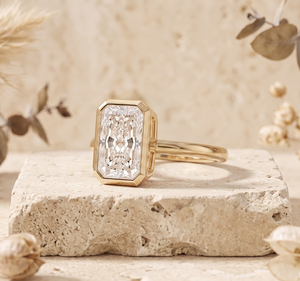 แหวนหมั้นเพชรโมอิสซาไนต์ทรงเรเดียนท์คัท ขอบทองคำขาว 14K ขายส่ง แหวนหรูหราแบบมินิมอล รับสั่งทำแบบ OEM ODM เครื่องประดับชั้นดี - Product Image 3