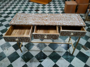 Table console exquise en incrustation de nacre avec cadre en métal doré Meubles artisanaux authentiques - Product Image 6