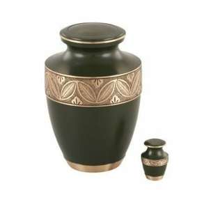 Urna funeraria de metal hecha a mano para cenizas humanas, con franjas negras y doradas, acabado en estaño cepillado, para adultos. - Product Image 1