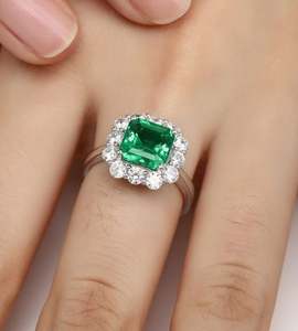 Anillo de Compromiso y Boda con Esmeralda Colombiana Cultivada en Laboratorio, Chapado en Oro de 14K y Plata de Ley 925 para Mujer - Product Image 1