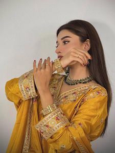 Conjunto de Salwar Kameez de Seda Amarillo Mostaza de Lujo con Bordado Zari Dorado, Kurta Recta y Gharara Acampanada, Estilo Indio Pakistaní Bollywood - Product Image 5