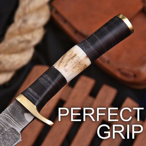 Cuchillo de caza de acero de Damasco forjado a mano UA Supplies, hoja fija con filo biselado y punta caída, mango de cuerno de ciervo y madera, con funda de cuero 10. - Product Image 3