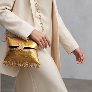 Sac de soirée artisanal en métal doré avec franges clochette et bandoulière chaîne, forme oreiller, à porter en bandoulière - Product Image 1