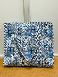 Sac fourre-tout patchwork bleu et blanc style bohème – Grand sac à bandoulière matelassé en coton, sac de shopping et de voyage réutilisable avec poignée rayée - Product Image 4