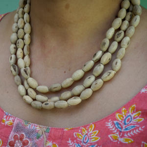 Collier de prière spirituel en bois Mala avec perles ovales grandes en forme de Tulsi – Collection en gros - Product Image 1