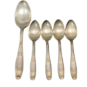 Cuillère de mariage moderne en acier inoxydable couleur or de l'Inde, parfaite pour la vaisselle de cuisine et les accessoires de salle à manger élégants - Product Image 1