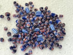 Cuentas de vidrio Chevron, azules y rojas a rayas, tipo barril, Millefiori, marca Conifer, en bolsa OPP para la fabricación de joyas tribales - Product Image 3
