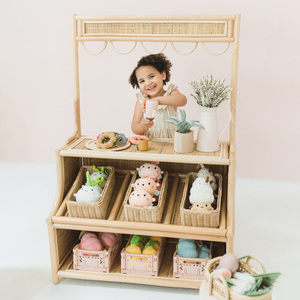 Los niños juegan a ser vendedores en un puesto de supermercado de mimbre tejido a mano. - Product Image 2
