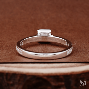 Bague de fiançailles classique en diamant de laboratoire taille princesse 0,50 ct, design moderne avec sertissage carré en or blanc 10 carats - Product Image 3