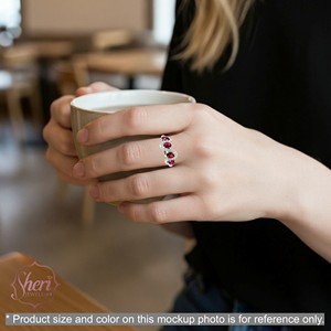 แหวนเพชรพลอยรูปไข่สีแดงทับทิมจาก [เชอรี จิวเวลส์] ทองคำขาวแท้ 18K ประดับด้วยทับทิมรูปไข่ธรรมชาติและเพชรทรงกลมเจียระไนแบบเหลี่ยมสำหรับผู้หญิง - Product Image 4