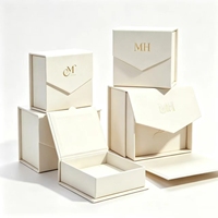 Boîte à bijoux magnétique en forme d'enveloppe avec logo MH personnalisé, papier texturé, rigide, écologique, imperméable, boîte cadeau pour bagues, boucles d'oreilles